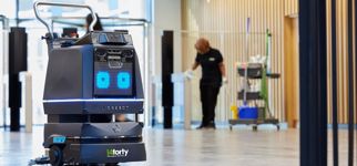 eu14_photoshoot_cleaning_cobot.jpg